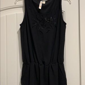 Such a pretty blouse! Shiny black beads;completely lined; sleeveless.